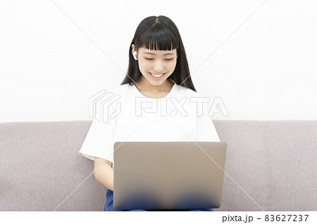 ソファーに座りパソコンを操作する女性イメージ ソファーに座りパソコンを操作する女性イメージ 83627237