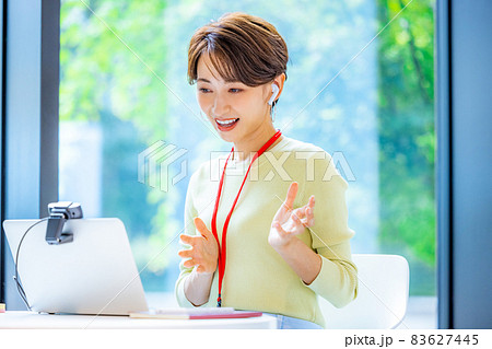 女性　オンライン　オフィス　撮影協力：LINK FOREST 83627445