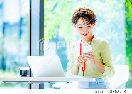 女性　スマホ　ビジネス　撮影協力：LINK FOREST 83627446