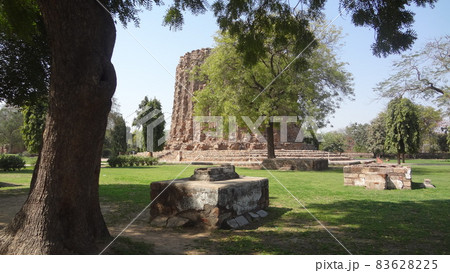 インドのデリーにあるクトゥブ・ミナール 83628225