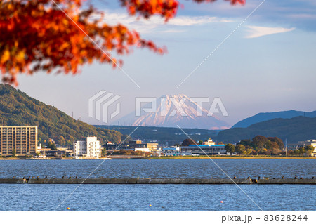 秋の紅葉と諏訪湖から見える富士山 83628244