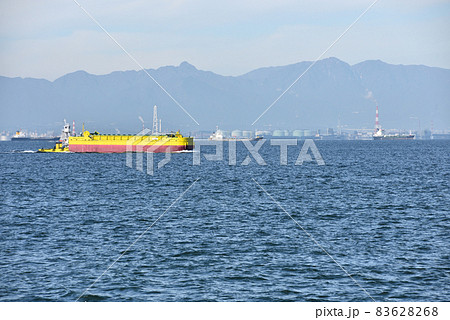 伊勢湾を航行するコンテナ船やフェリー 83628268