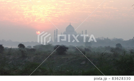 インド アグラ 世界遺産 タージ・マハル　夕日　朝焼け 83628330