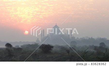 インド アグラ 世界遺産 タージ・マハル　夕日　朝焼け 83628362