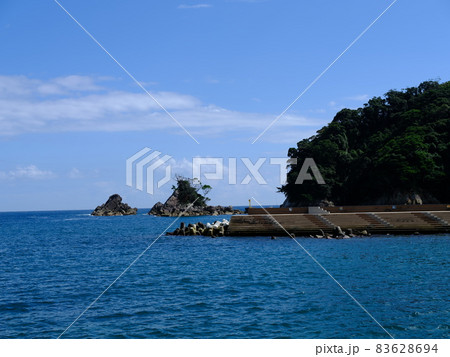 手倉湾に突き出している堤防と丸バエと水バエ 手倉湾に突き出している堤防と丸バエと水バエ 83628694