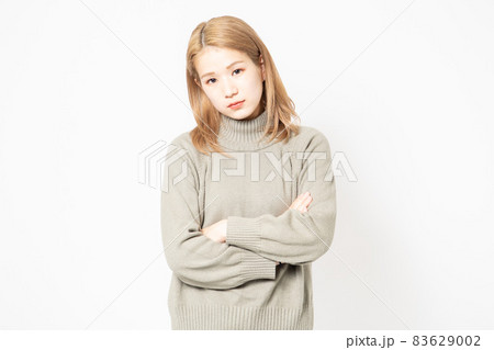 考え事をしている若い女性 考え事をしている若い女性 83629002