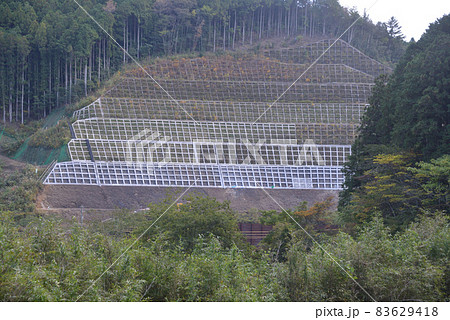 土砂崩れ対策工事中 土砂崩れ対策工事中 83629418