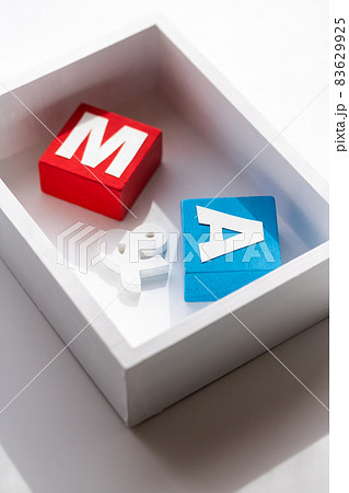 木箱に入ったM&A 83629925