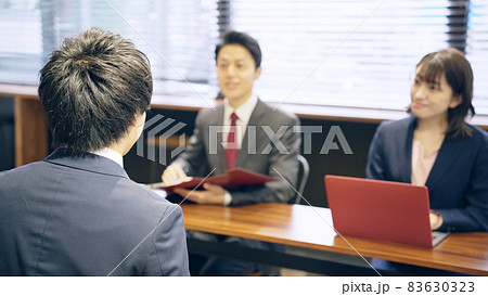 面接する人々　面談　ヒヤリング 83630323