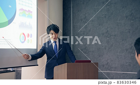 講義する男性 プレゼンテーション 発表 講義する男性 プレゼンテーション 発表 83630346