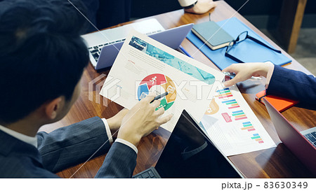 オフィスでミーティングするビジネスグループ オフィスでミーティングするビジネスグループ 83630349