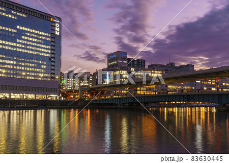 大阪天満橋駅周辺の風景　薄暮空　夕景　秋 83630445