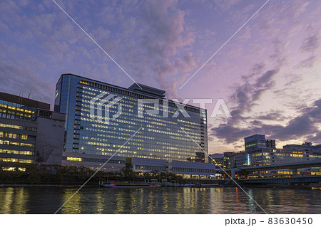 薄暮空の天満橋の街並　大阪都市風景 83630450