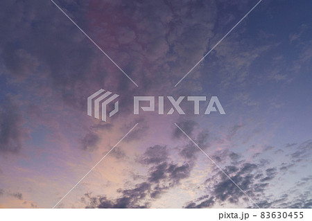 秋の夕暮れ空 83630455