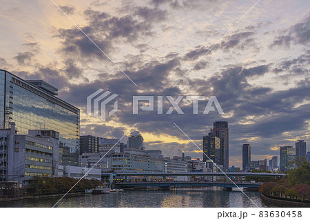 夕暮れ時の天満橋の街並　大阪都市風景 83630458