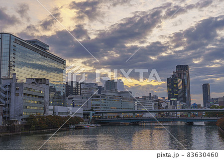 夕暮れ時の天満橋の街並 大阪都市風景 夕暮れ時の天満橋の街並 大阪都市風景 83630460