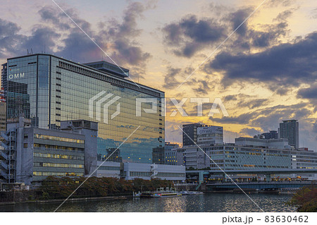 夕暮れ時の天満橋 OMMビル 京阪シティモール 大川 秋空 夕暮れ時の天満橋 OMMビル 京阪シティモール 大川 秋空 83630462