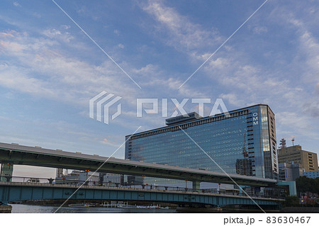 天満橋とOMMビル 秋空 日暮れ時 大阪都市風景 天満橋とOMMビル 秋空 日暮れ時 大阪都市風景 83630467