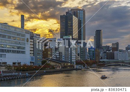 天満橋駅と中之島の夕景　大阪都市風景 83630471