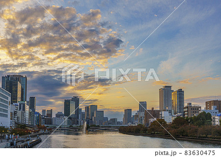 天満橋から見た中之島の夕景　大阪都市風景 83630475