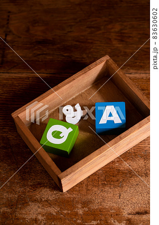 木箱に入ったQ＆A 83630602