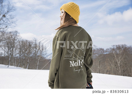 髪をなびかせて立つ若い女性　スノーボードイメージ　 83630613