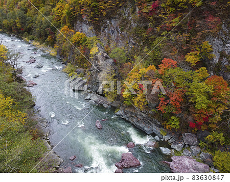 空撮 赤岩青巌峡の紅葉（北海道 占冠） 83630847