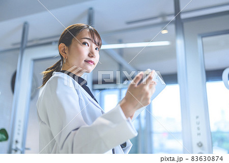 白衣の女性 83630874