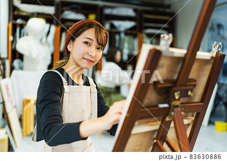 女性のアート活動 83630886