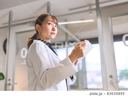 白衣の女性 白衣の女性 83630895