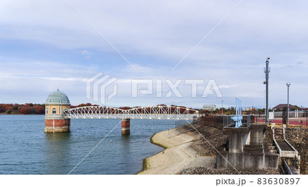 第一取水塔と余水吐け水門がある風景【多摩湖・村山貯水池】/東京都東大和市 第一取水塔と余水吐け水門がある風景【多摩湖・村山貯水池】/東京都東大和市 83630897