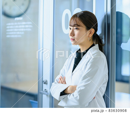 白衣の女性 白衣の女性 83630908