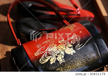 赤と黒の和装ハンドバッグと草履 着物用小物 赤と黒の和装ハンドバッグと草履 着物用小物 83631179
