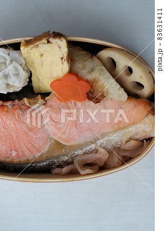 曲げわっぱに入れた焼き鮭のっけ弁当 83631411