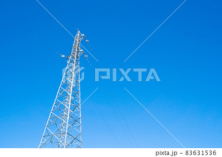 青空の下そびえ立つ高圧電線 青空の下そびえ立つ高圧電線 83631536