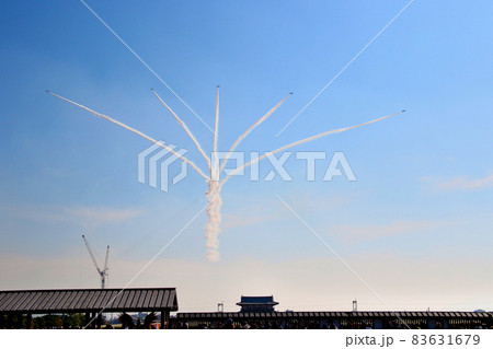 ブルーインパルス、平城宮跡を飛ぶ 朱雀門側から進入 上向き空中開花 横位置 その3 ブルーインパルス、平城宮跡を飛ぶ 朱雀門側から進入 上向き空中開花 横位置 その3 83631679