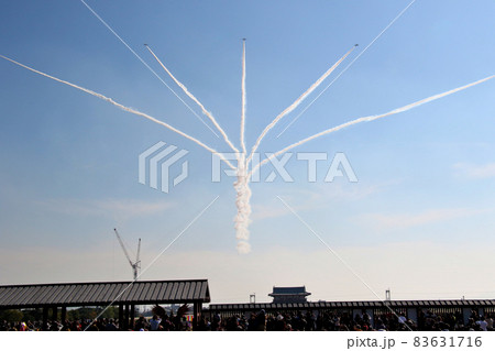 ブルーインパルス、平城宮跡を飛ぶ　朱雀門側から進入　上向き空中開花　横位置　その4 83631716