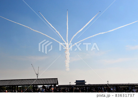 ブルーインパルス、平城宮跡を飛ぶ　朱雀門側から進入　上向き空中開花　横位置　その5 83631737