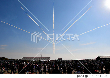 ブルーインパルス、平城宮跡を飛ぶ 朱雀門側から進入 上向き空中開花 横位置 その7 ブルーインパルス、平城宮跡を飛ぶ 朱雀門側から進入 上向き空中開花 横位置 その7 83631906