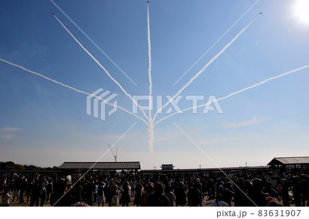ブルーインパルス、平城宮跡を飛ぶ 朱雀門側から進入 上向き空中開花 横位置 その8 ブルーインパルス、平城宮跡を飛ぶ 朱雀門側から進入 上向き空中開花 横位置 その8 83631907