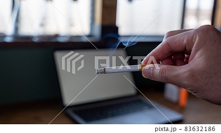 タバコから煙が出ている様子 83632186