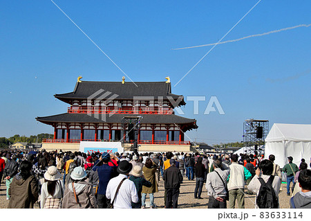 ブルーインパルス 平城宮跡大極殿上空を飛ぶ 別構図 ブルーインパルス 平城宮跡大極殿上空を飛ぶ 別構図 83633114