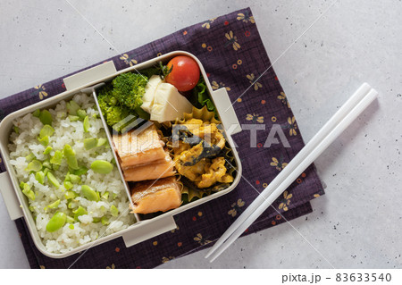 枝豆ごはんと鮭のはらす弁当(白背景) 枝豆ごはんと鮭のはらす弁当(白背景) 83633540