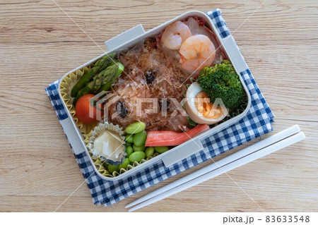 トイプードルごはんとえび、アスパラガス、枝豆弁当(木目) トイプードルごはんとえび、アスパラガス、枝豆弁当(木目) 83633548