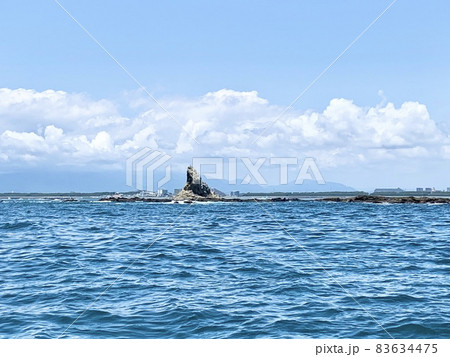 船から見た湘南の烏帽子岩 83634475