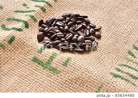 コーヒー豆　珈琲豆　珈琲イメージ　コーヒー素材　コーヒー袋　ドンゴロス袋　　 83634480