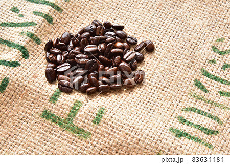 コーヒー豆 珈琲豆 珈琲イメージ コーヒー素材 コーヒー袋 ドンゴロス袋 コーヒー豆 珈琲豆 珈琲イメージ コーヒー素材 コーヒー袋 ドンゴロス袋 83634484