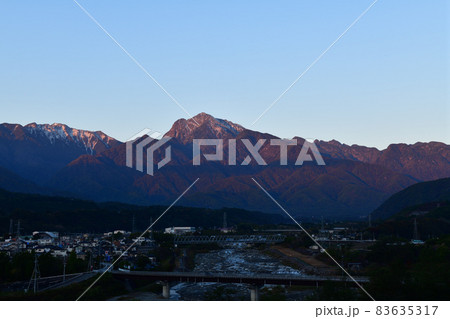 北杜市武川町、甲斐駒ケ岳に朝日が当たる 83635317