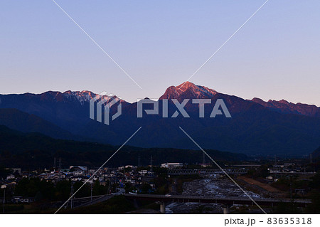 北杜市武川町、甲斐駒ケ岳山頂に朝日が当たる 北杜市武川町、甲斐駒ケ岳山頂に朝日が当たる 83635318