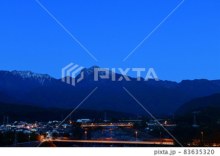 北杜市武川町、ブルーアワーの甲斐駒ケ岳 北杜市武川町、ブルーアワーの甲斐駒ケ岳 83635320